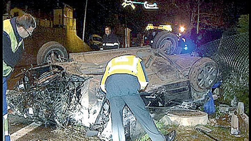 Estado en el que quedó el vehículo implicado en el accidente de Boqueixón.  // TVG