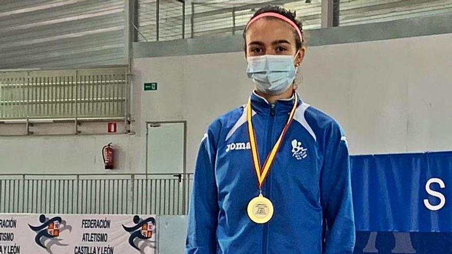 Teresa Herráez, con su medalla en los 3.000 lisos. | BAT