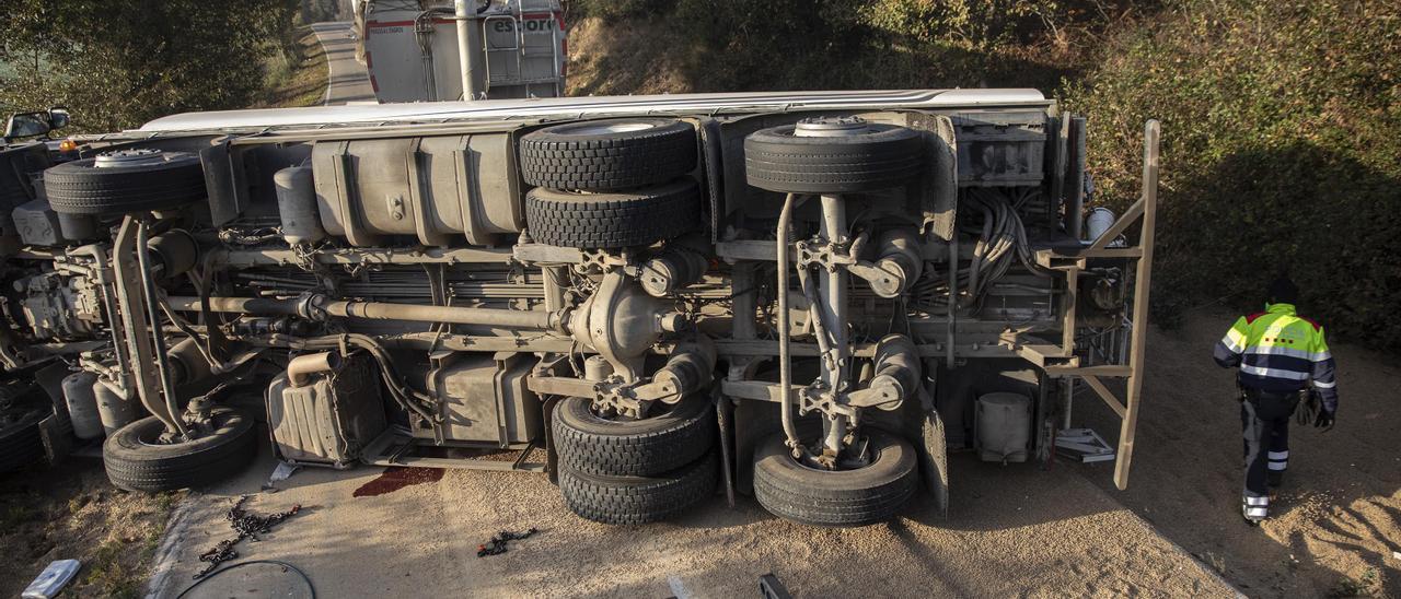 Un camió ple de pinso accidentat tallant la GI-555 a Massanes, un dels trams més perillosos de Girona