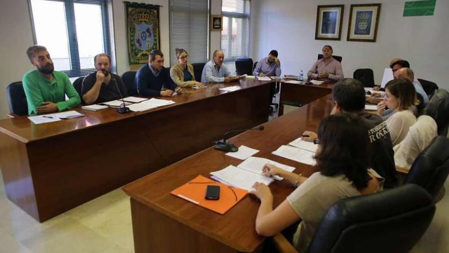 La corporación municipal en un instante del pleno celebrado, ayer, en el Concello. // Bernabé/Gutier