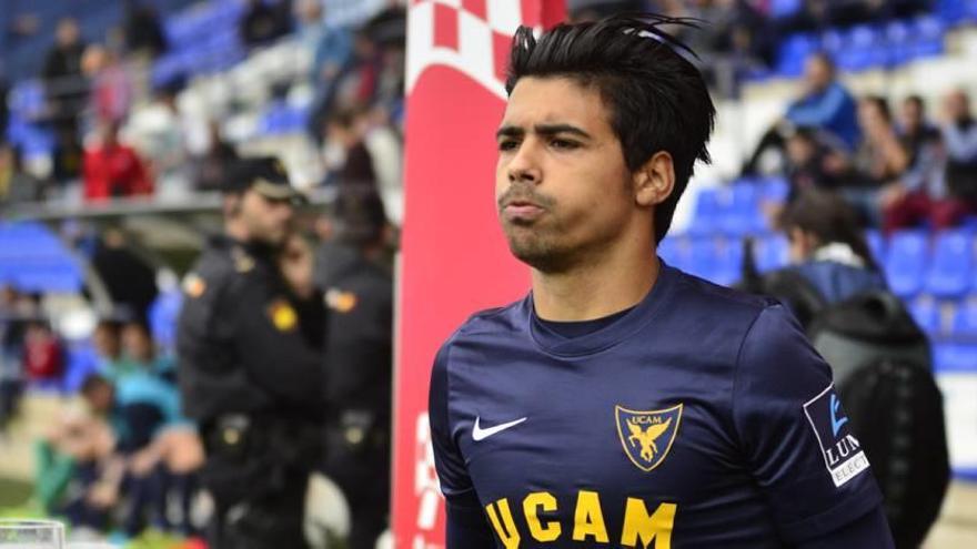Iban Salvador no podrá jugar ante el Huesca por acumulación de tarjetas amarillas.