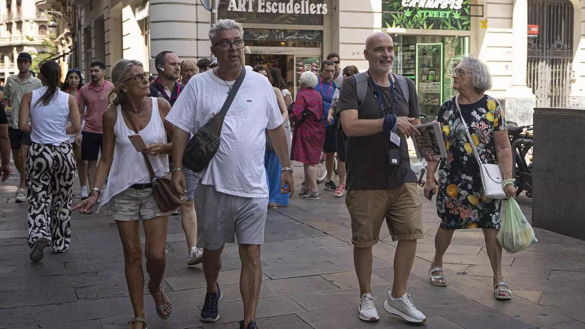 Grupos turísticos por el barrio Gótico en Barcelona.