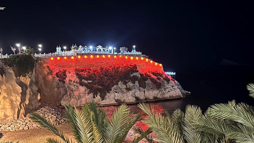 Benidorm felicita con rojo carmesí a Felipe VI por su cumpleaños