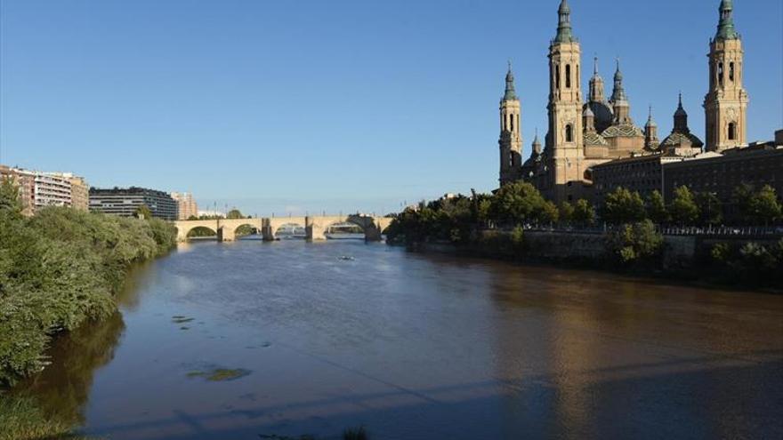 El caudal del Ebro se multiplica por cinco a su paso por Zaragoza