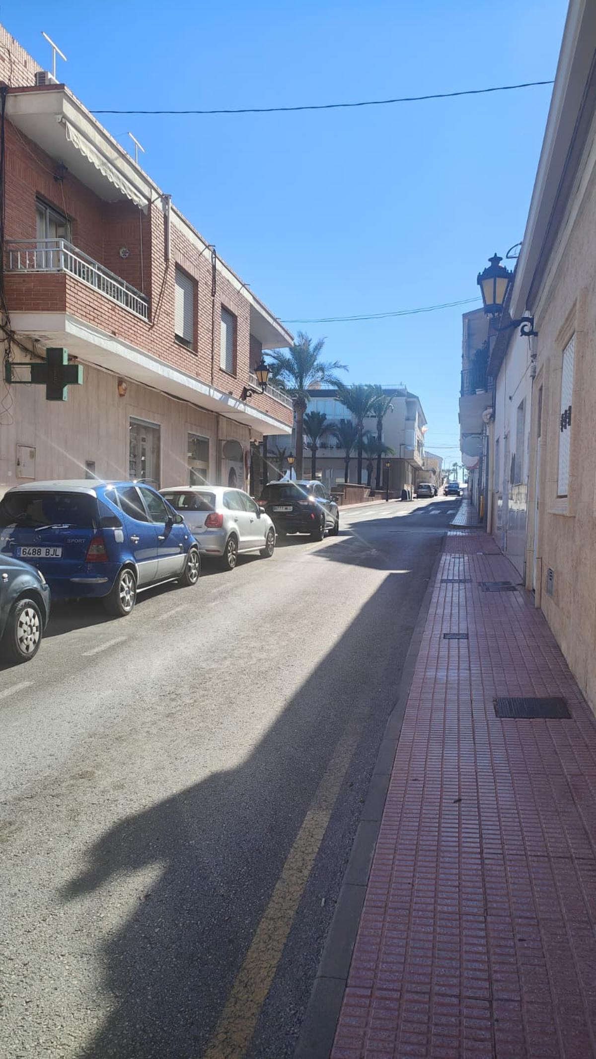 Vial de acceso a la calle que carece de señal indicativa del semáforo