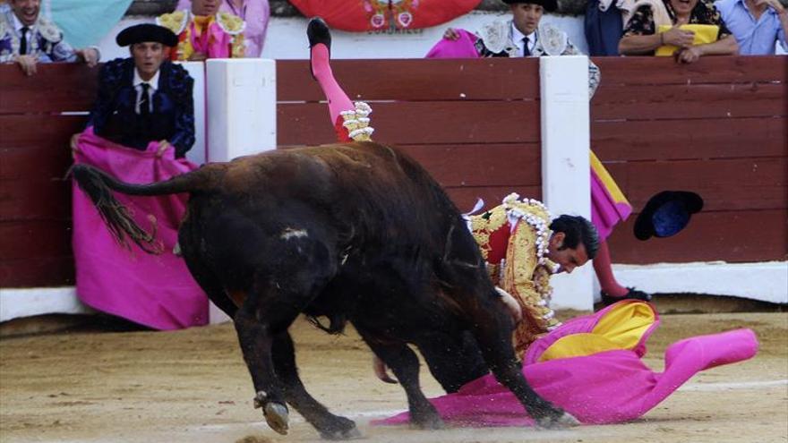 De Justo suspende tres corridas por la cogida que sufrió en la feria