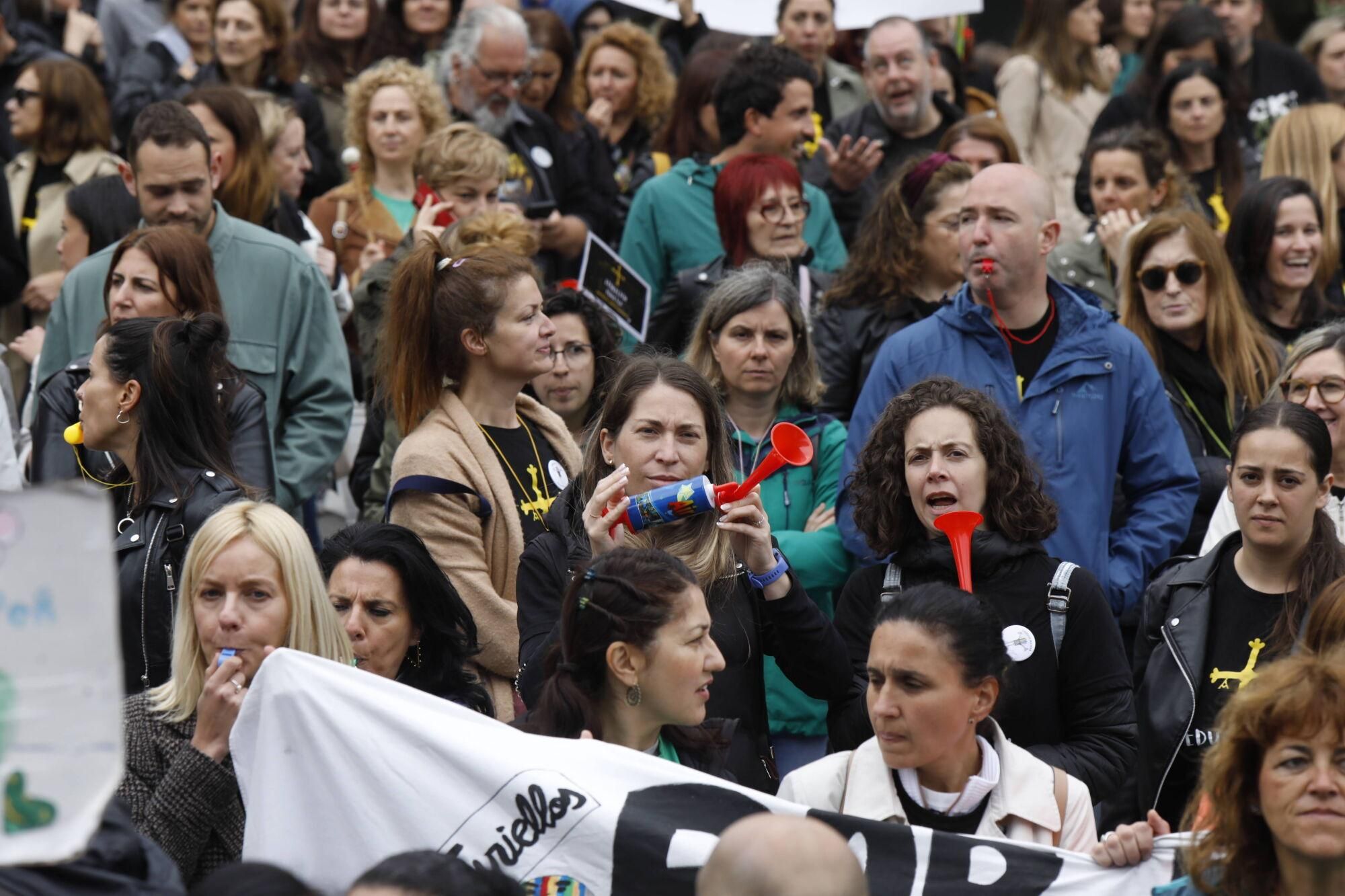 EN IMÁGENES: Nueva manifestación masiva de los docentes, que acabó en la Junta General 
