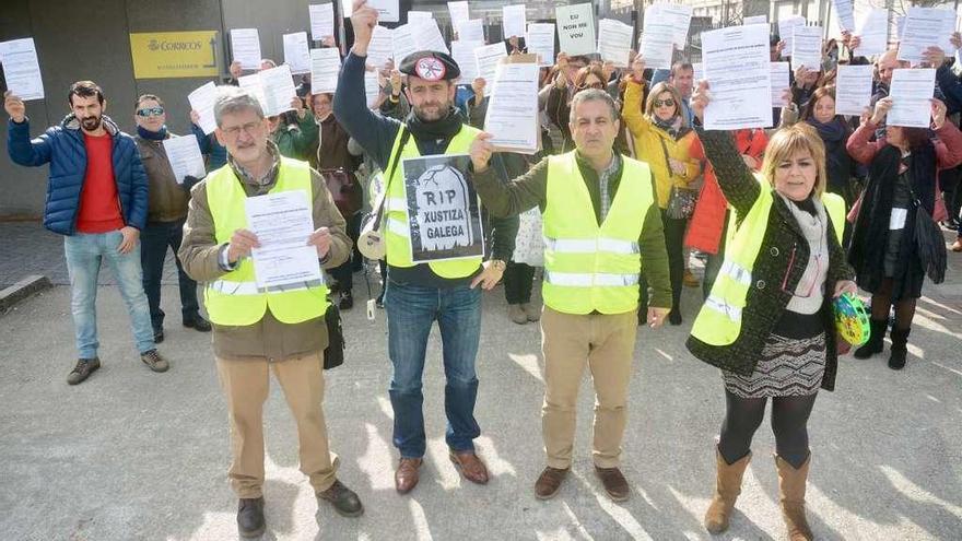 Protesta de los trabajadores de la administración de Justicia en la Xunta ayer. // Rafa Vázquez