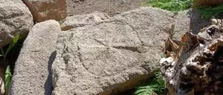 La excavación de la Torre de Meira descubre dos piedras talladas con cruces