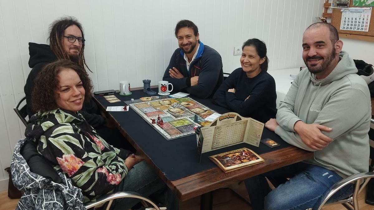 Por la izquierda, Lorena Castro, Fernando Somohano, Dani Valera, Alexandra Cordero y Diego Pilar, durante una partida en la sede del club..