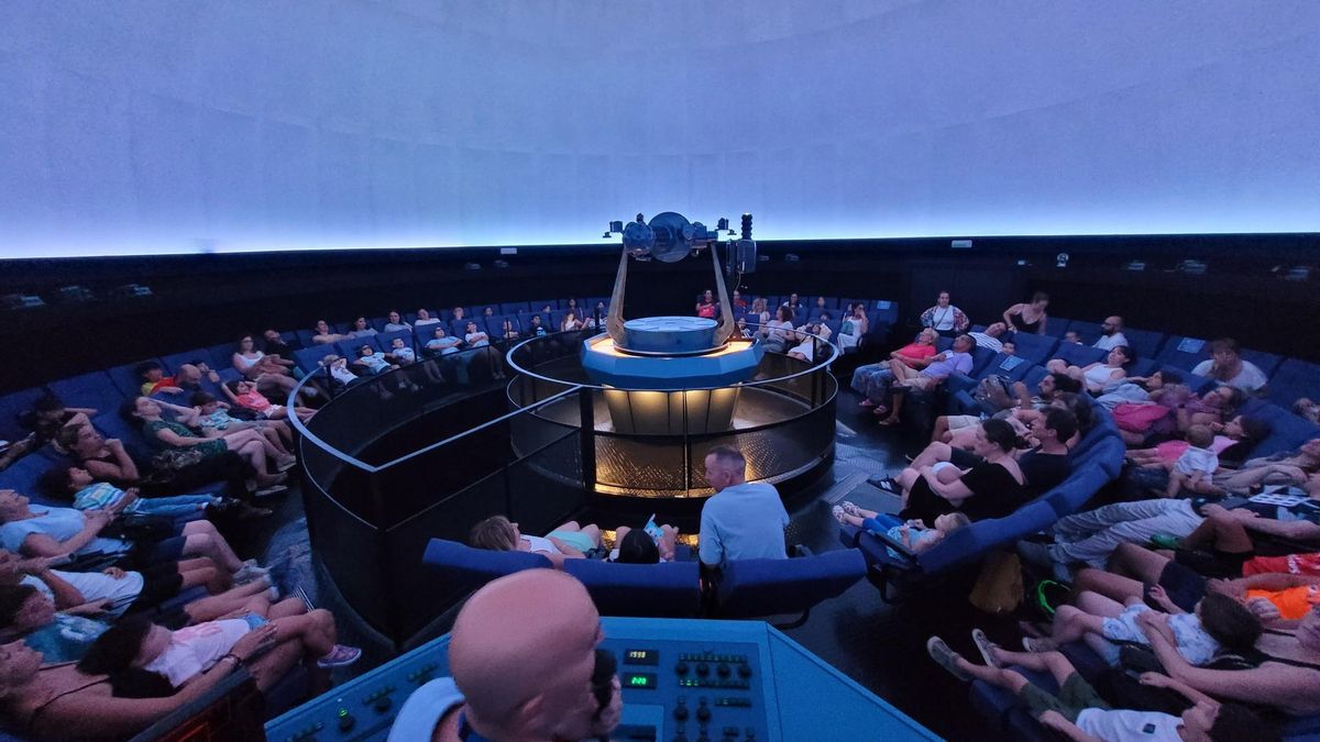 Imagen de una sesión del Planetari en vivo, en la cúpula.