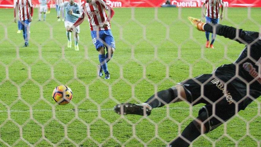 Moi Gómez consigue el gol rojiblanco al transformar el penalti.