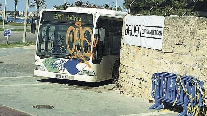 Grafitean buses de la EMT a la espera de ser retirados