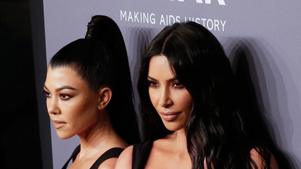 Kim y Kourtney Kardashian apuestan todo al negro en la gala amfAR