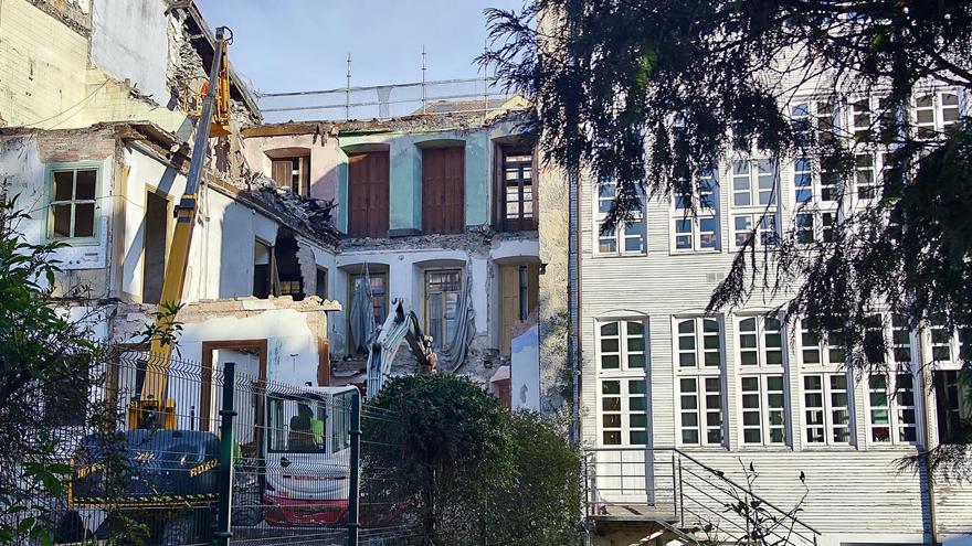 Comienza el derribo interior del edificio abandonado de la calle Alonso de Grado, que conservará la fachada