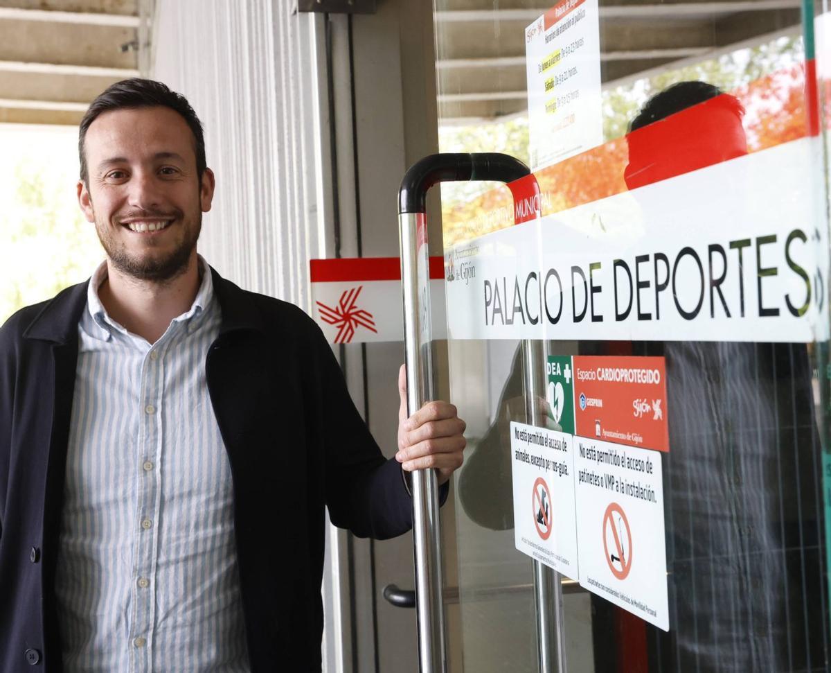 Pablo Blanco, en la puerta principal del Palacio de los Deportes de Gijón.