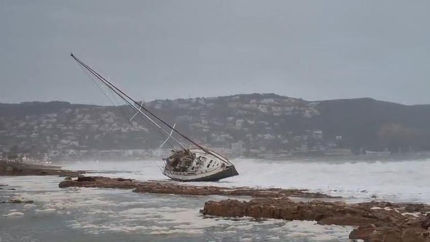 El temporal se ensaña con el velero que lleva ya 6 meses encallado en Xàbia (vídeo)