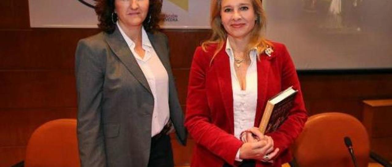 La escritora Almudena de Arteaga (drcha.), con la periodista Lucía Trillo. // Marta G. Brea