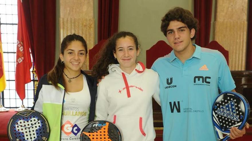 Nuria Vivancos, Araceli Martínez y Javier García Mora, en una recepción en el Ayuntamiento.