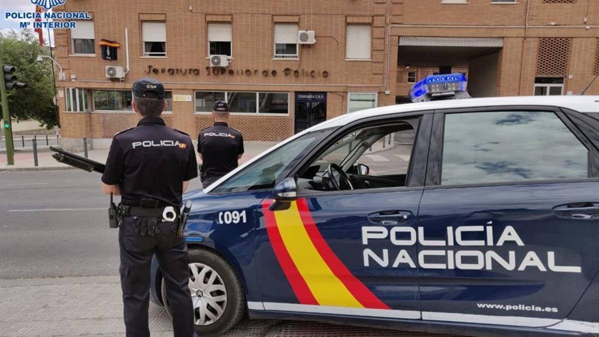 Un agente de la Policía Nacional