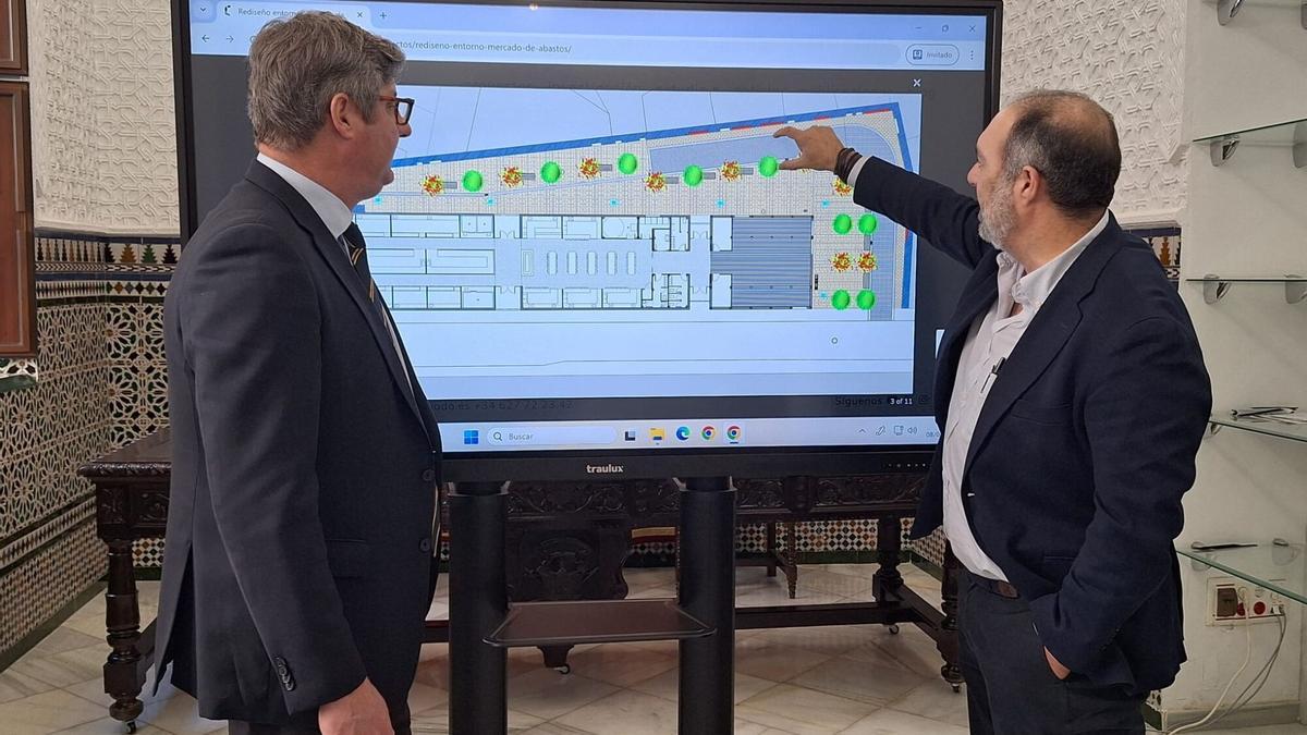 El alcalde y el arquitecto presentan la remodelación dle entorno del mercado de abastos de Puente Genil.