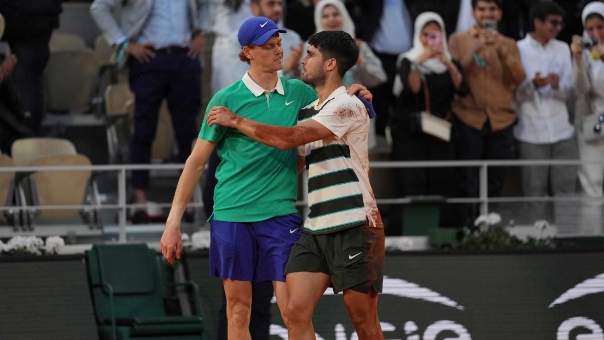 Alcaraz y Sinner se saludan tras su enfrentamiento en la final de Roland Garros 2025