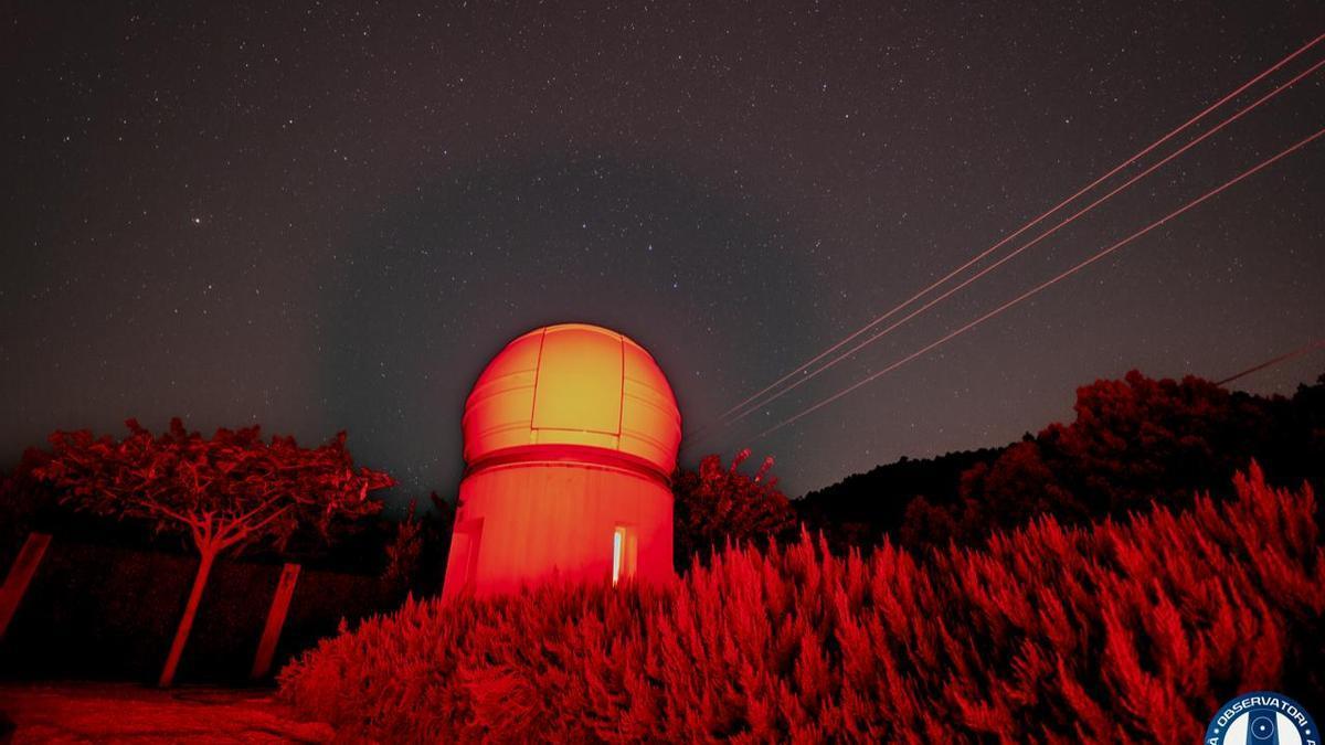 El telescopi de l'Observatori d'Albanyà de nit