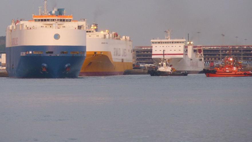Los car-carriers 'RCC Antwerp', 'Grande Spagna' y 'Friedrich Russ', en una operativa reciente en Bouzas.