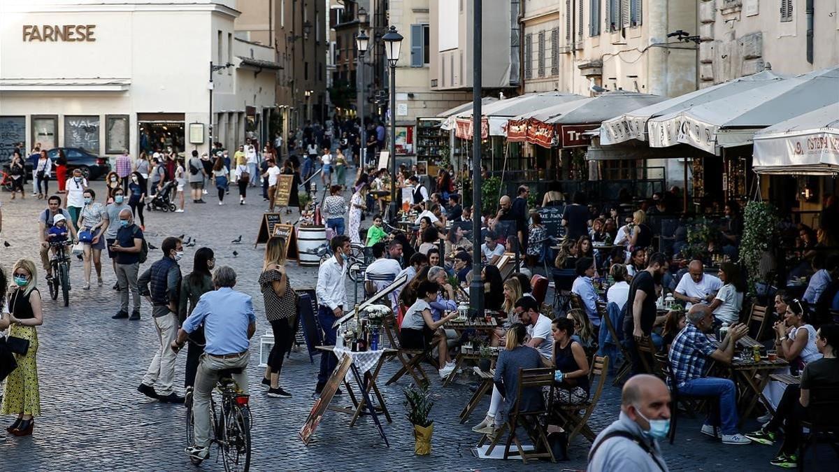 Aglomeración de gente en una calle del centro de Roma, el pasado domingo.