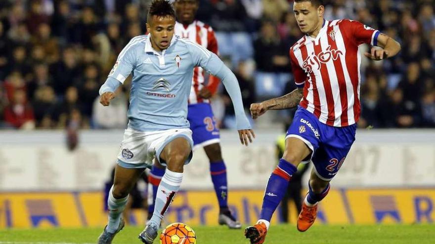 Bondonga conduce el balón ante Sanabria en la última visita del Sporting a Balaídos. // Marta G. Brea