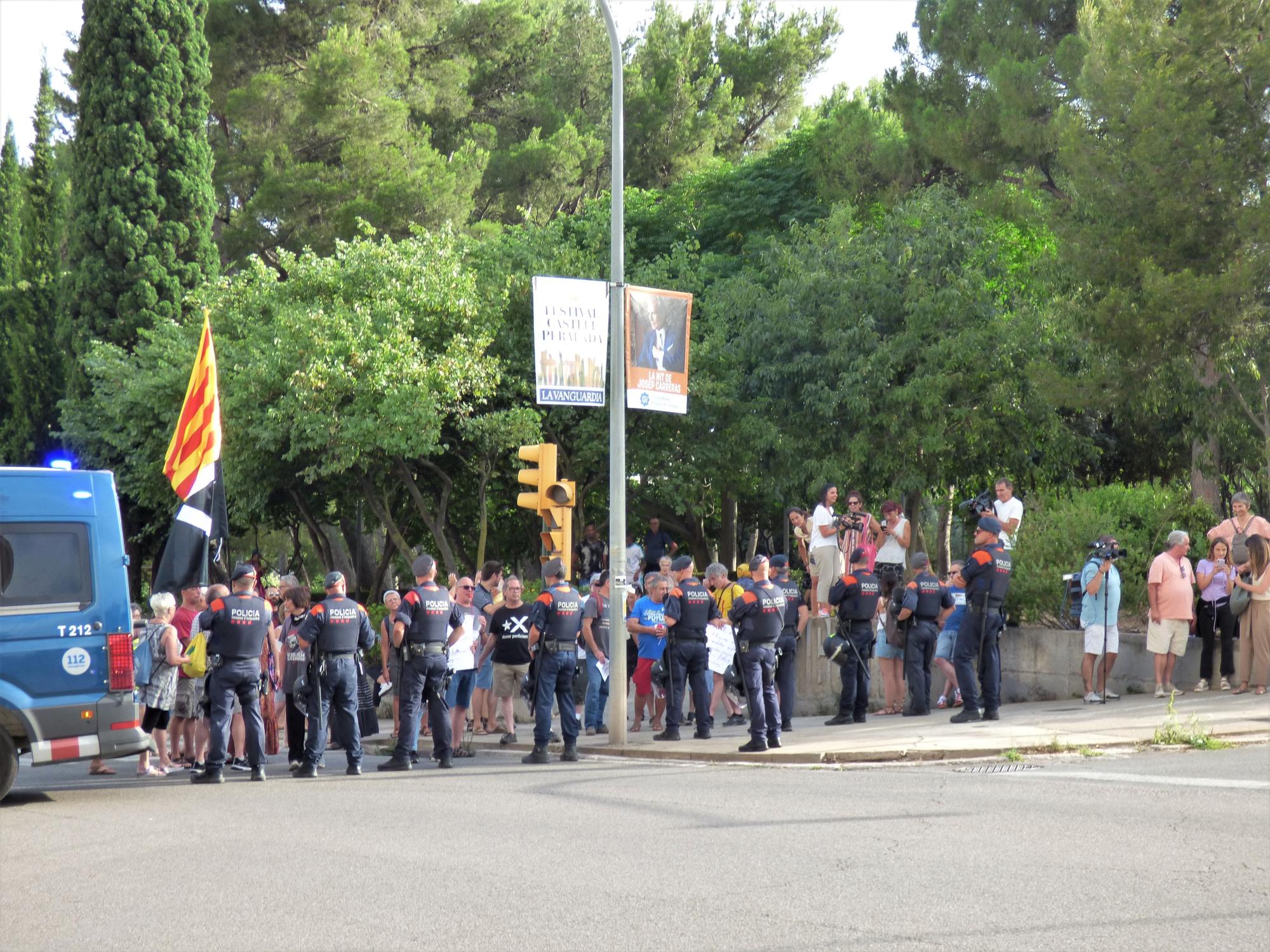 La princesa Elionor i la infanta Sofia rebudes a Figueres amb manifestants favorables i contraris