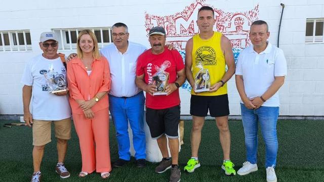 Salvador Santos (tercero por la derecha y con camiseta roja) con su trofeo de Copa Galicia.