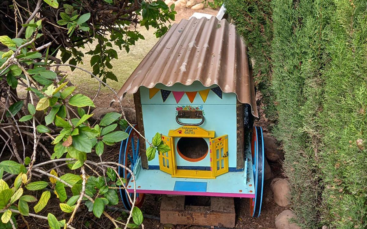 Casita-refugio para gatos instalada en las calles de Altea.