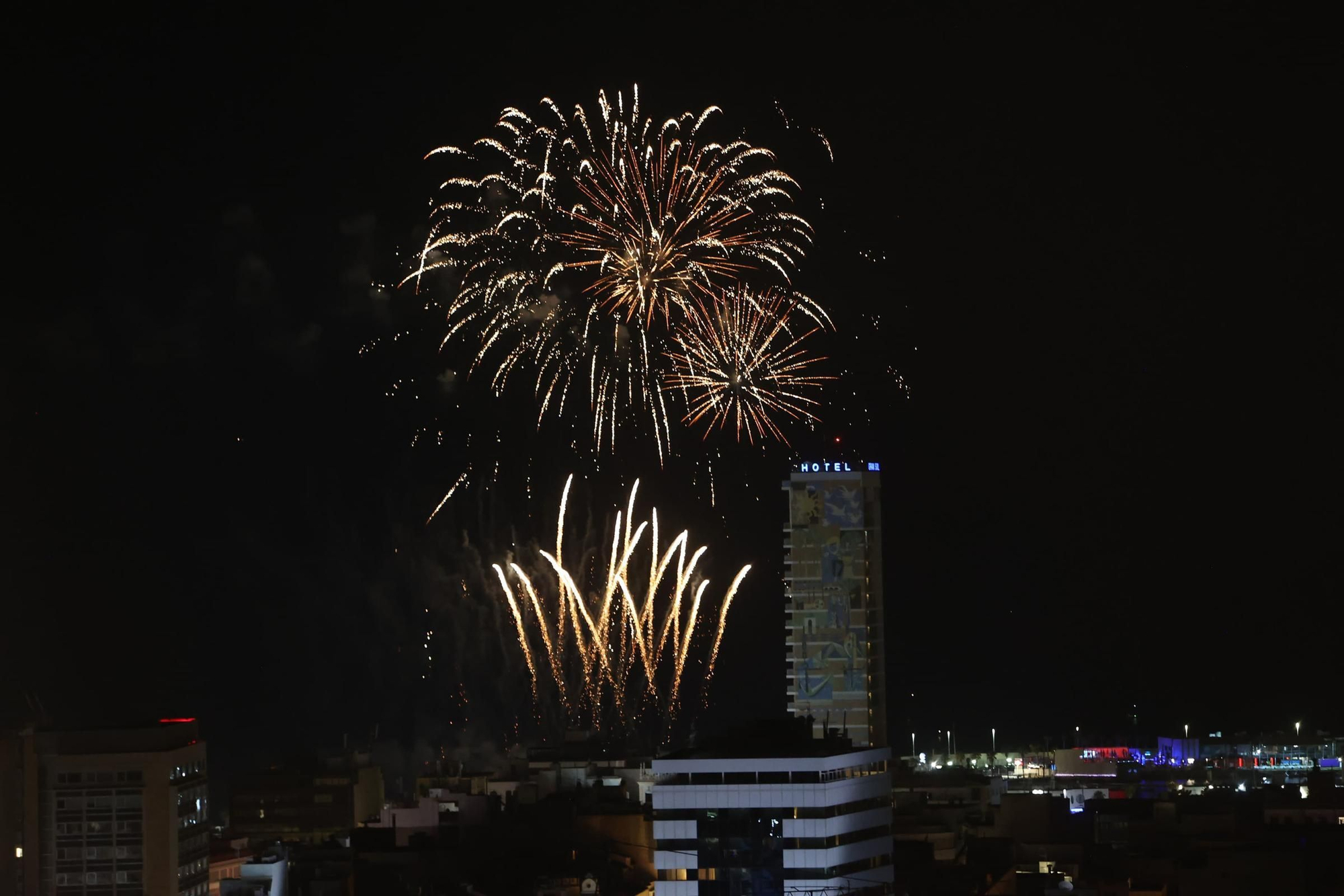 Así ha sido el espectáculo de la pirotecnia Gironina desde el Castillo de San Fernando en Alicante