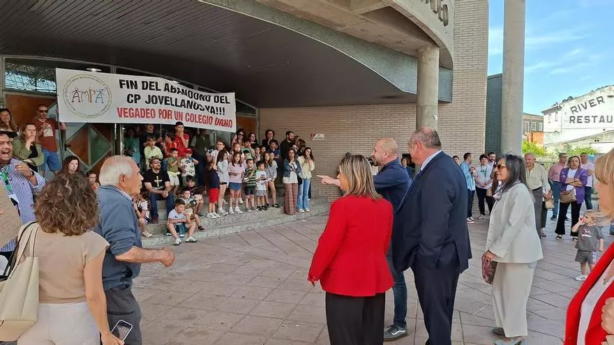 Tensión en la inauguración de la Feria de Muestras, con una sonora y bronca pitada de las familias del Jovellanos "hartas de promesas" sobre la reforma del centro