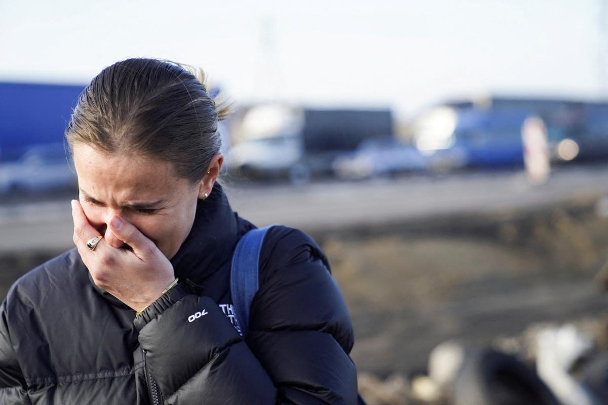 Una mujer americana llora tras cruzar la frontera huyendo de la violencia en Ucrania, en Medyka, Polonia.