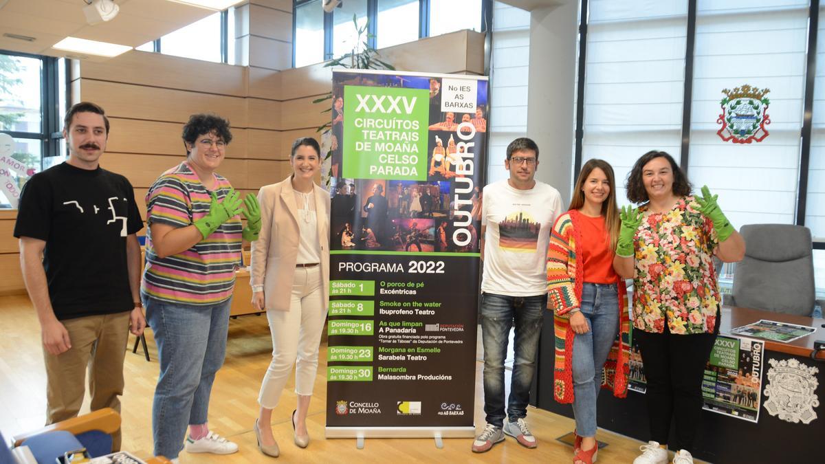 La alcaldea y el edil de Cultura con la coordinadora cultural de Moaña  junto al cartel, con el actor Adrián Ríos y las actrices Ailén Keidelman y Areta Bolado.