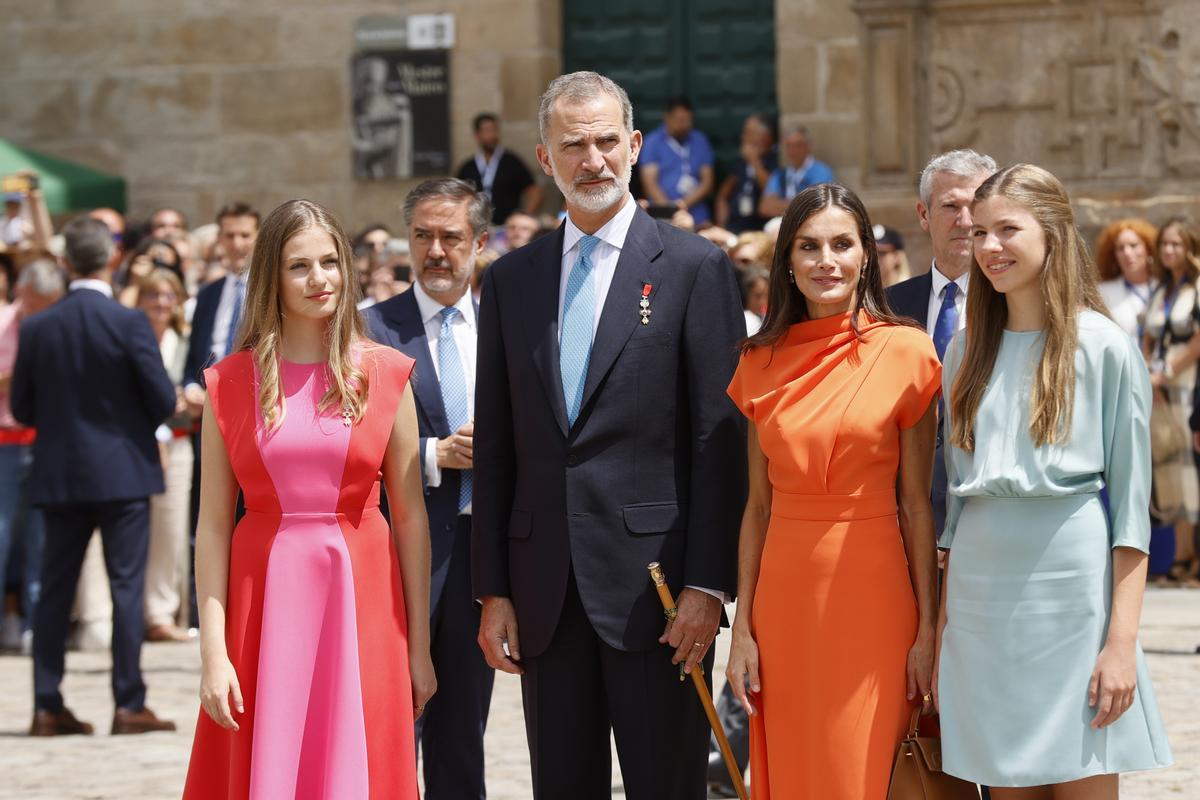 Los reyes, la princesa de Asturias y la infanta Sofía asisten a la ofrenda al apóstol Santiago.