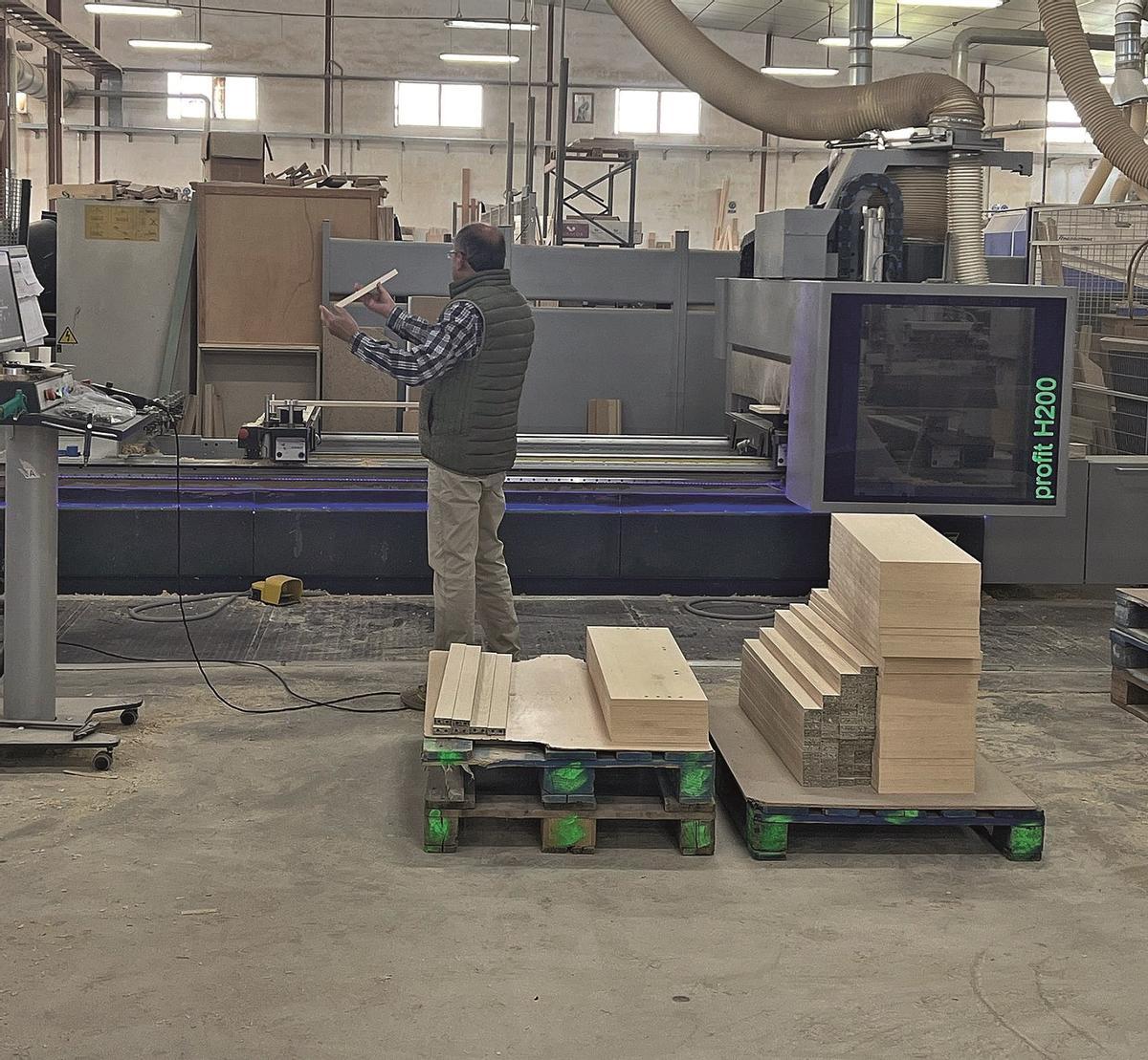 Adaptación. La industria del mueble lucentina se ha reconvertido después de años difíciles.