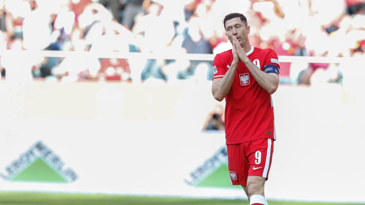 Lewandowski, durante su choque ante Gales