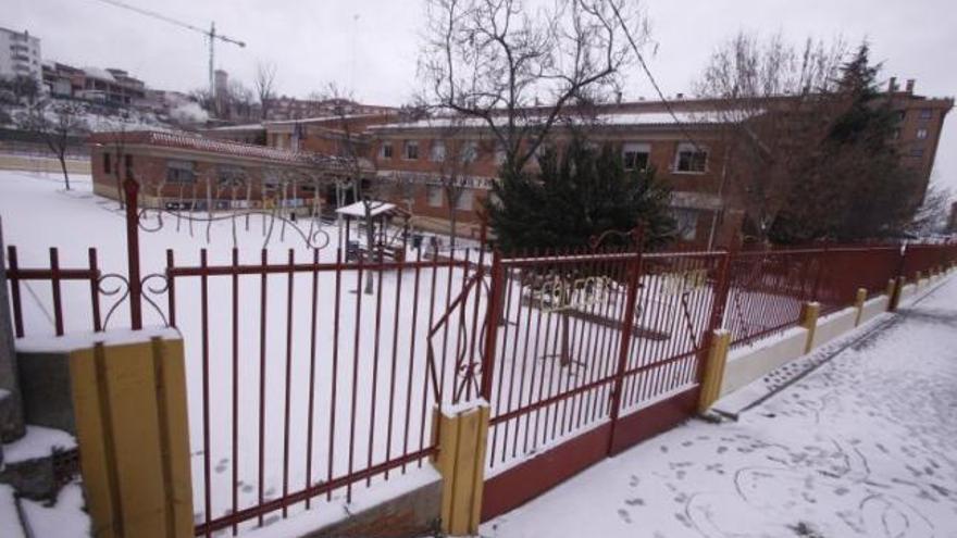Un colegio, cubierto por la nieve.