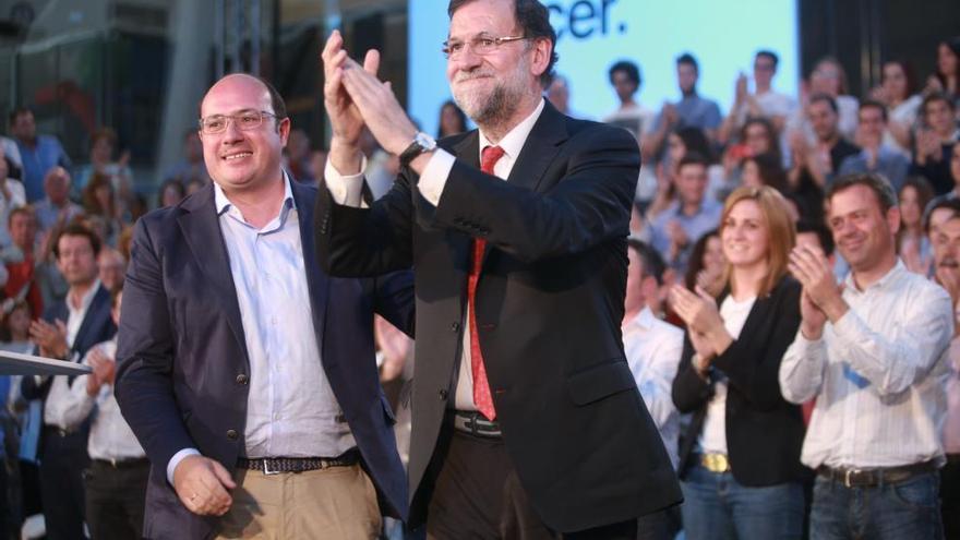 El presidente nacional Mariano Rajoy, junto a Pedro Antonio Sánchez en un mitín en Murcia este pasado mayo