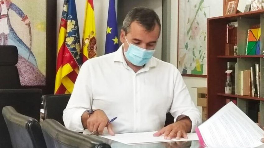 El alcalde Antonio Puerto en su despacho.