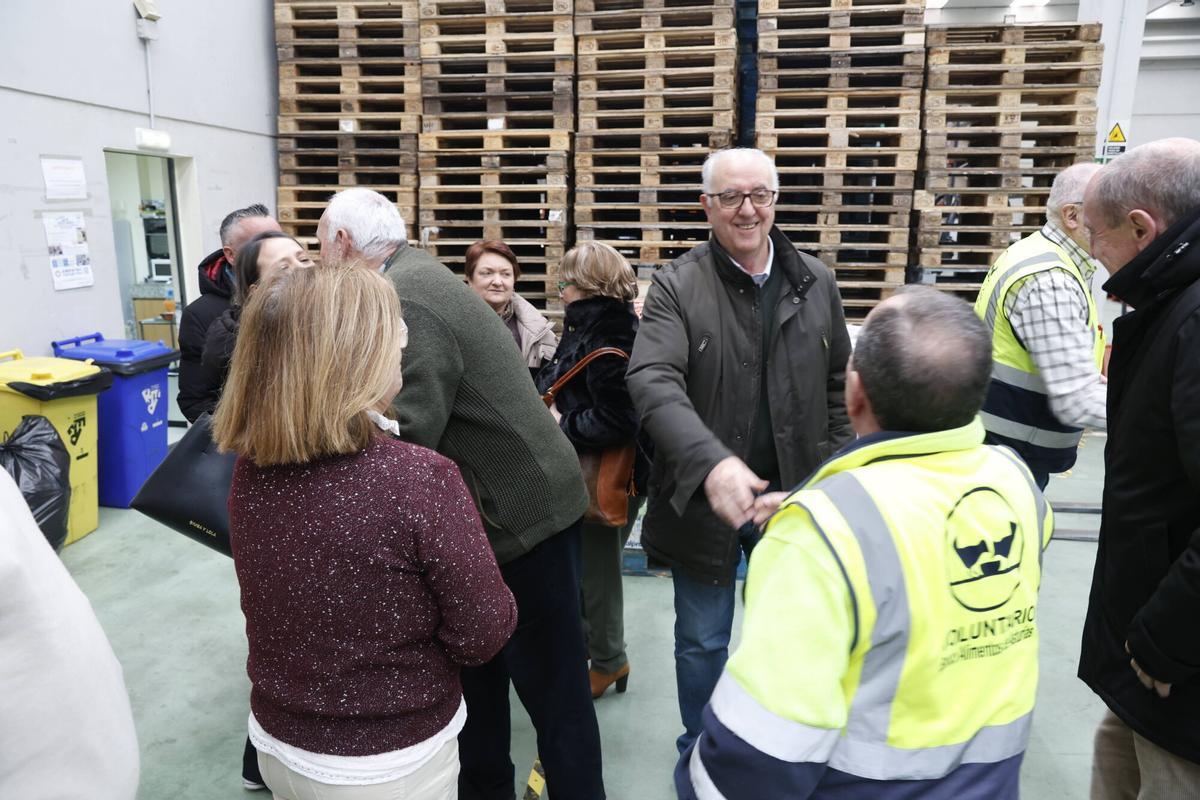 Entrega de la donación de 3200 € de la subasta, de los quesos ganadores de certamen de Morcín.