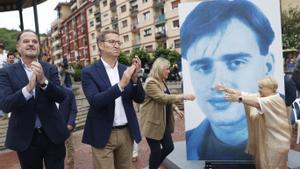 El presidente del PP, Alberto Núñez Feijóo (2i), Carlos Iturgaiz (i) y Beatriz Fanjul, durante un acto de homenaje a Miguel Ángel Blanco.