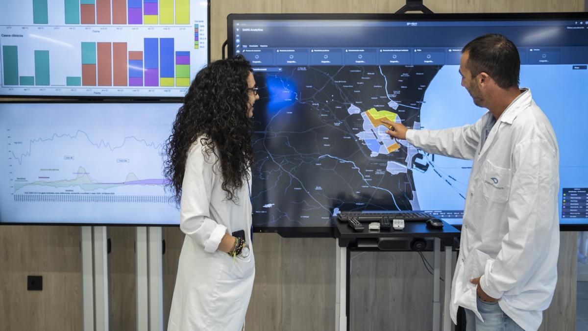 Ester Méndez y Raimundo Seguí, con la representación de los datos de covid en València.