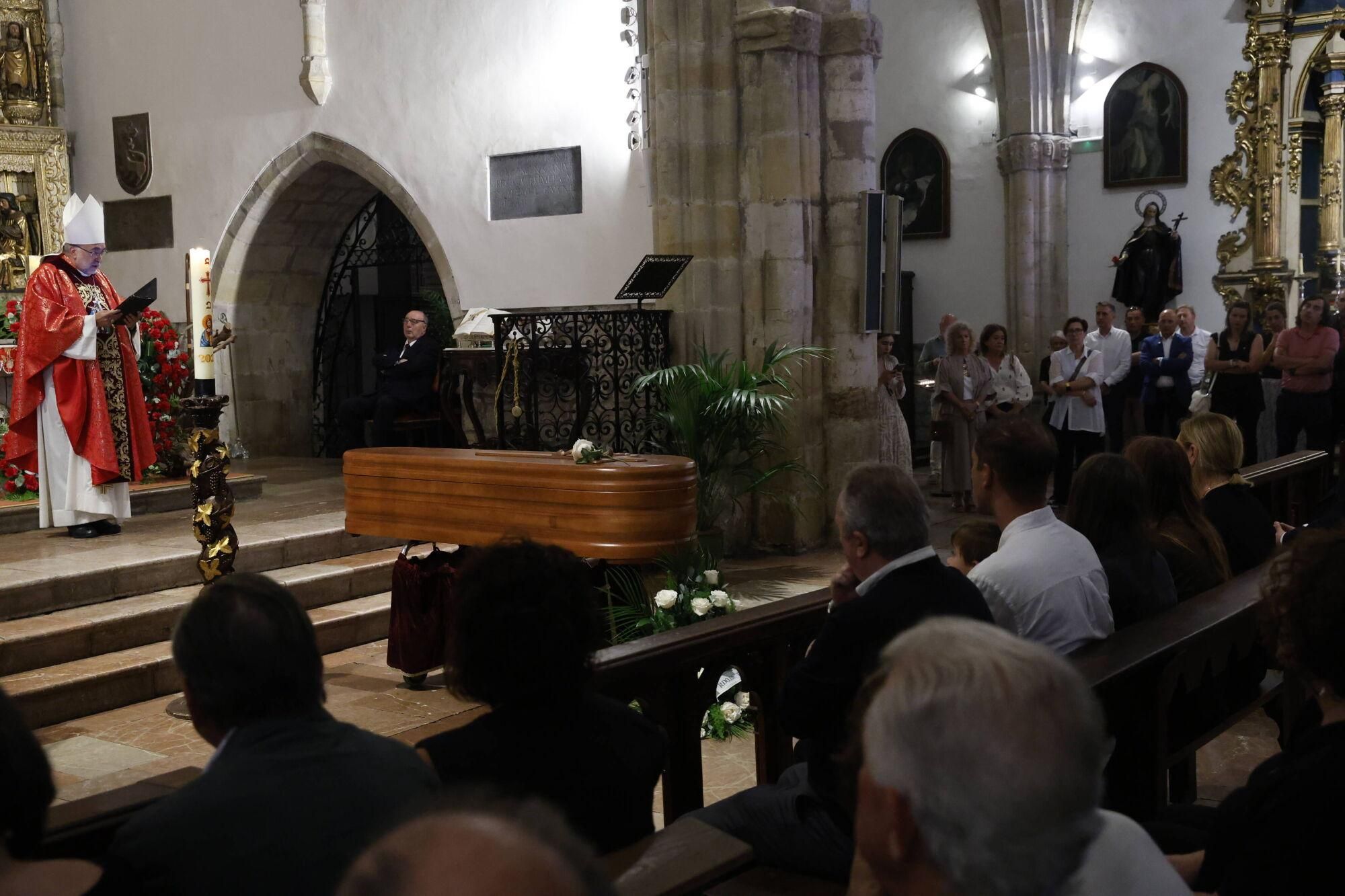 Las imágenes del funeral de Antonio Trevín en la basílica de Llanes.
