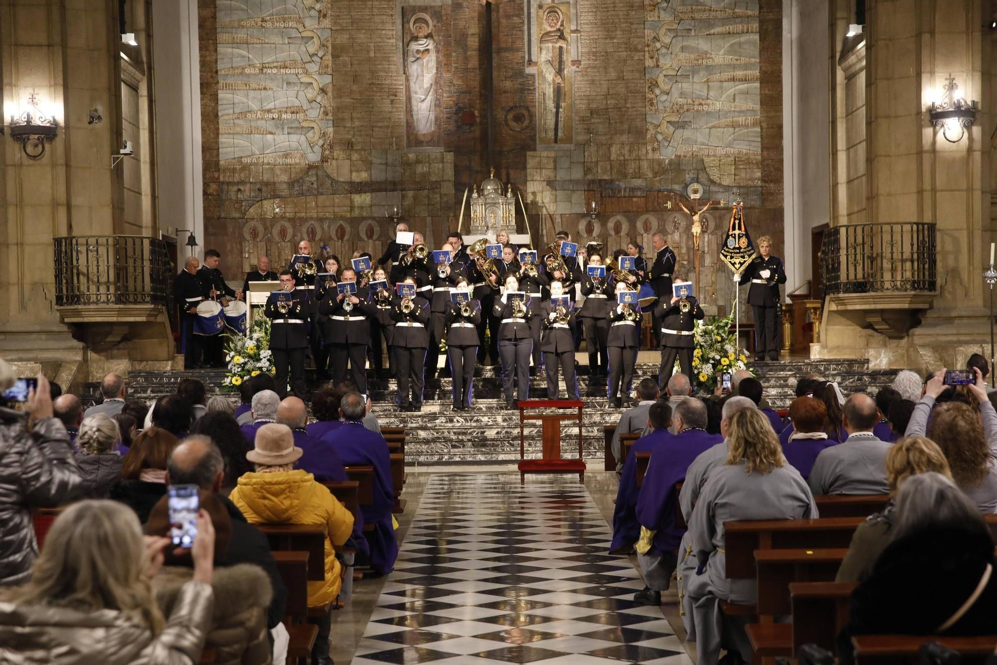 El mal tiempo obliga a suspender la procesión del Encuentro en Gijón