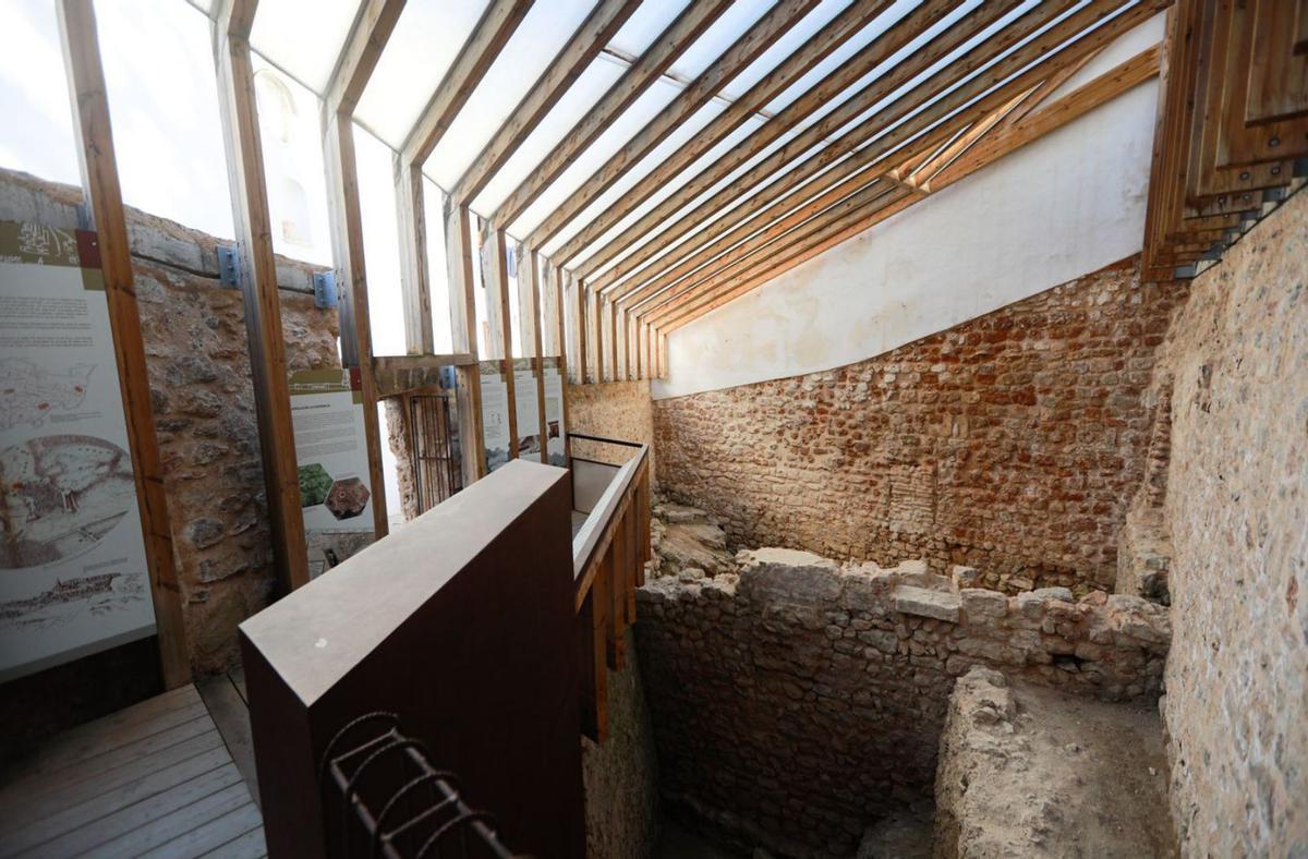 En el interior del recinto se conserva parte del foso que protegía la muralla medieval. | T.E.