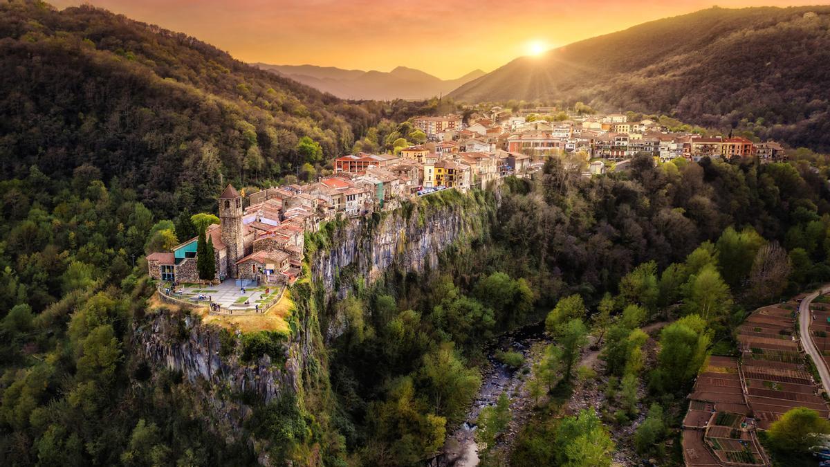 Este pueblo levantado en lo alto de un acantilado entre volcanes es el secreto mejor guardado de Cataluña